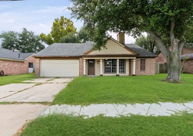 Photo 3 of Single family home for sale at 2430 Shady Bnd Dr, Pearland, TX 77581 | MLS# 76242538 | Listing updated on 2026-09-16
