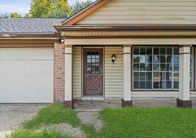 Photo 4 of Single family home for sale at 2430 Shady Bnd Dr, Pearland, TX 77581 | MLS# 76242538 | Listing updated on 2026-09-16