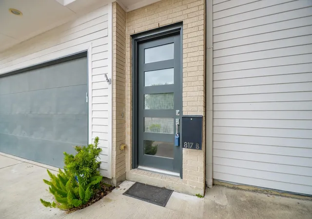 Photo 2 of Townhouse for sale at 817 Delano St #B, Houston, TX 77003 | MLS# 58032962 | Listing updated on 2026-10-05