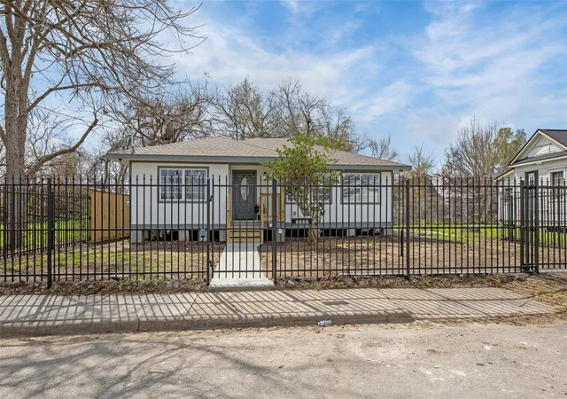 Photo 1 of Single family home for sale at 5002 Lelia St, Houston, TX 77026 | MLS# 15552449 | Listing updated on 2026-09-19