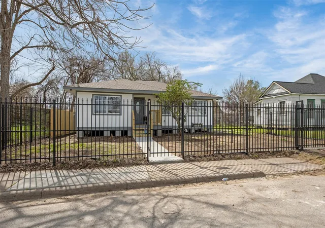 Photo 2 of Single family home for sale at 5002 Lelia St, Houston, TX 77026 | MLS# 15552449 | Listing updated on 2026-09-19