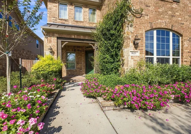 Photo 2 of Single family home for sale at 1628 Longwood Glen Ln, Friendswood, TX 77546 | MLS# 48395961 | Listing updated on 2026-10-06