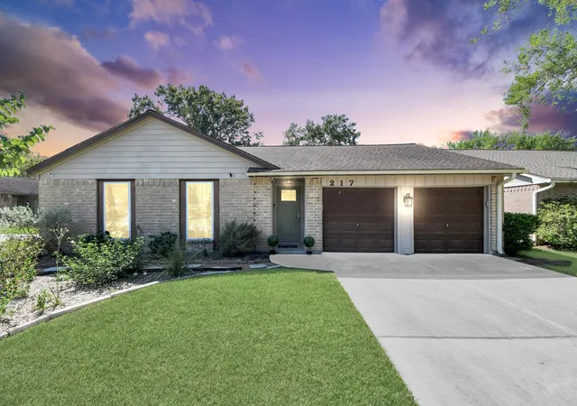 Photo 1 of Sale Pending at 217 Greenshire Dr, League City, TX 77573 | MLS# 36141650 | Listing updated on 2026-10-09