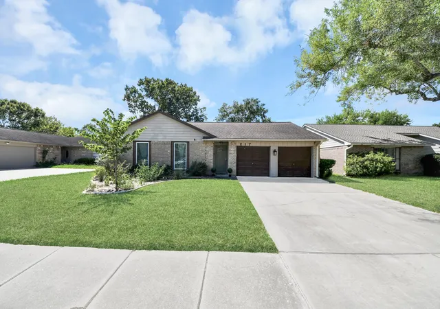 Photo 2 of Sale Pending at 217 Greenshire Dr, League City, TX 77573 | MLS# 36141650 | Listing updated on 2026-10-09