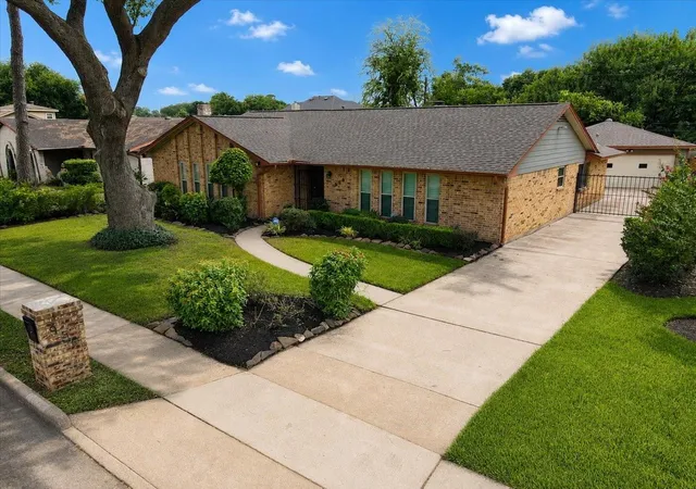 Photo 1 of Sale Pending at 950 W Donovan St, Houston, TX 77091 | MLS# 54082943 | Listing updated on 2026-10-04