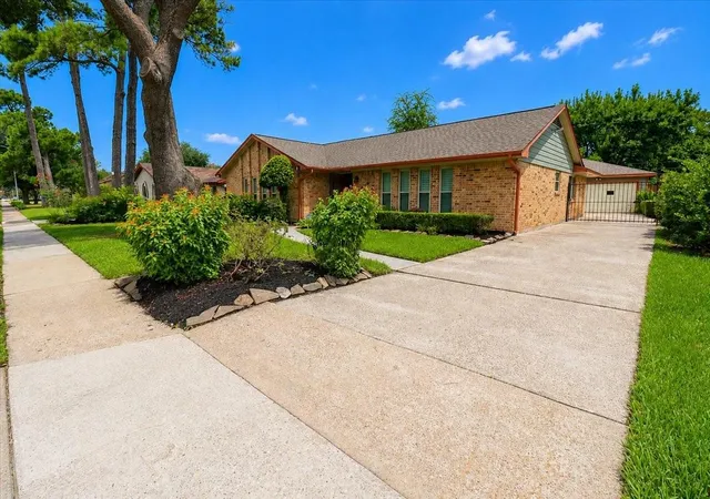 Photo 2 of Sale Pending at 950 W Donovan St, Houston, TX 77091 | MLS# 54082943 | Listing updated on 2026-10-04
