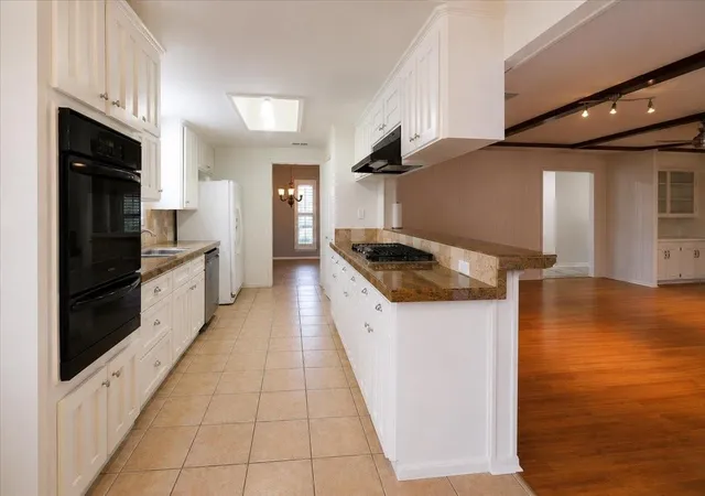 Photo 4 of Sale Pending at 950 W Donovan St, Houston, TX 77091 | MLS# 54082943 | Listing updated on 2026-10-04