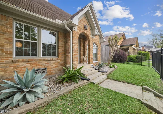 Photo 2 of Single family home for sale at 2108 White Oak Dr, Houston, TX 77009 | MLS# 66447085 | Listing updated on 2026-09-27