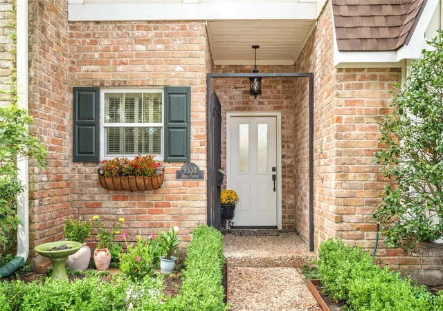 Photo 2 of Townhouse for sale at 9338 Briar Forest Dr, Houston, TX 77063 | MLS# 60921649 | Listing updated on 2026-10-02
