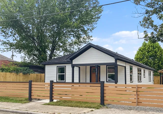 Single family home for sale at 2307 Chestnut St, Houston, TX 77009 | MLS# 4752726