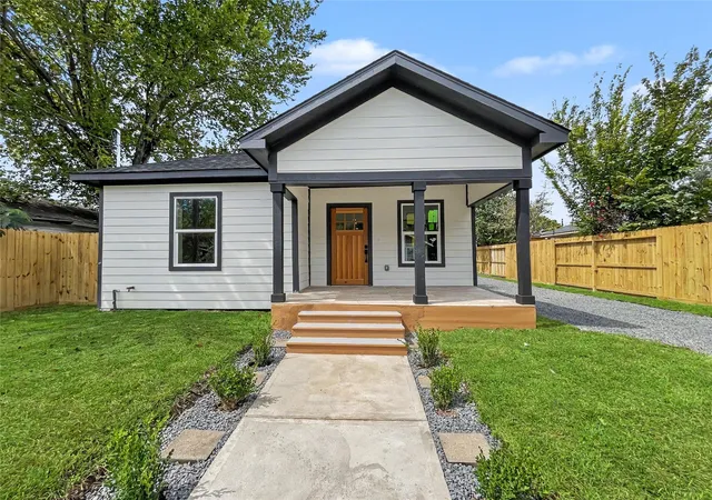 Photo 1 of Single family home for sale at 2307 Chestnut St, Houston, TX 77009 | MLS# 4752726 | Listing updated on 2026-09-27