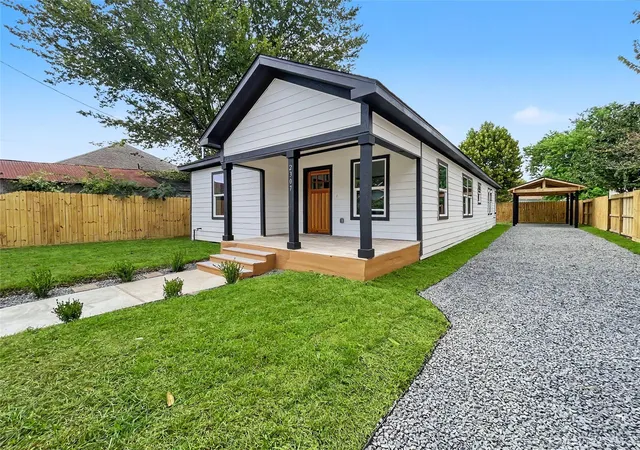 Photo 3 of Single family home for sale at 2307 Chestnut St, Houston, TX 77009 | MLS# 4752726 | Listing updated on 2026-09-27