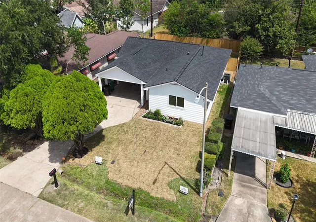 Photo 3 of Single family home for sale at 5007 Edfield St, Houston, TX 77033 | MLS# 22605608 | Listing updated on 2026-09-15