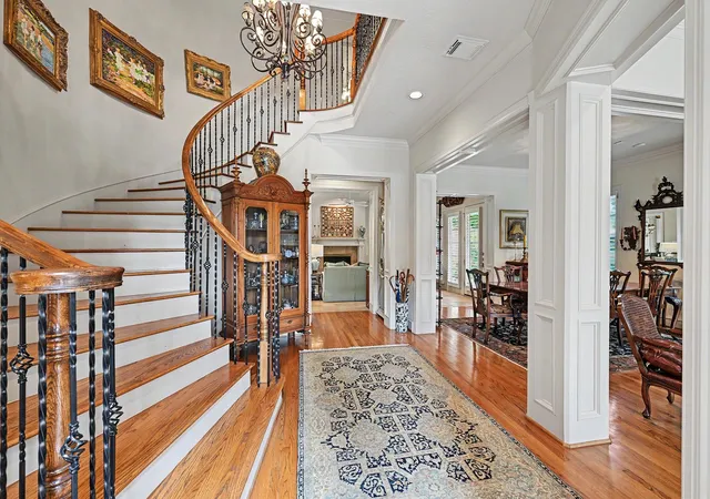Photo 2 of Sale Pending at 69 Wynden Oaks Dr, Houston, TX 77056 | MLS# 89423533 | Listing updated on 2026-10-08