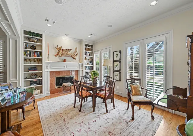 Photo 3 of Sale Pending at 69 Wynden Oaks Dr, Houston, TX 77056 | MLS# 89423533 | Listing updated on 2026-10-08