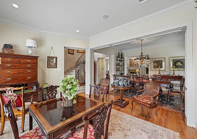 Photo 3 of Sale Pending at 69 Wynden Oaks Dr, Houston, TX 77056 | MLS# 89423533 | Listing updated on 2026-10-08