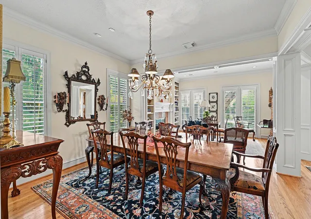 Photo 4 of Sale Pending at 69 Wynden Oaks Dr, Houston, TX 77056 | MLS# 89423533 | Listing updated on 2026-10-08