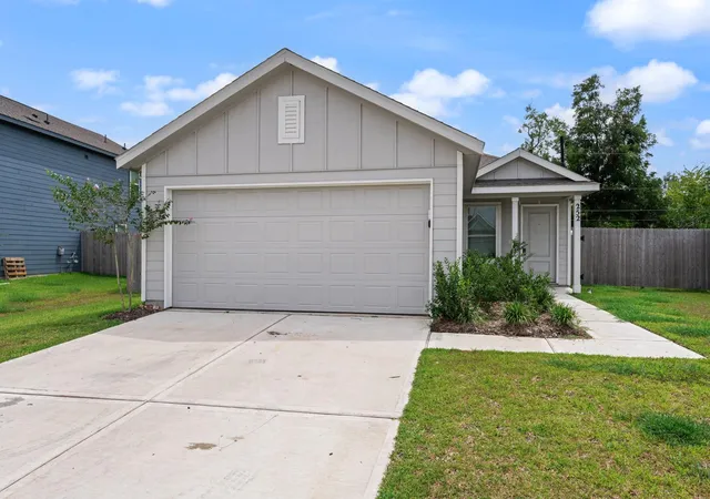 Photo 1 of Single family home for sale at 252 Houston Ave, Angleton, TX 77515 | MLS# 19959705 | Listing updated on 2026-10-08