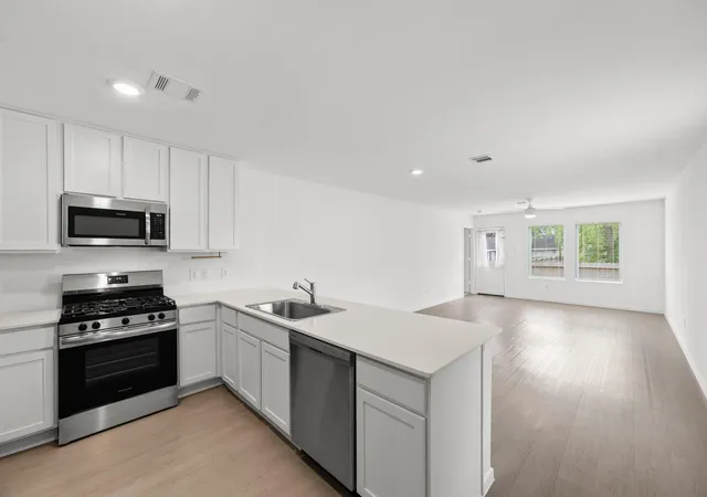 Photo 2 of Single family home for sale at 252 Houston Ave, Angleton, TX 77515 | MLS# 19959705 | Listing updated on 2026-10-08