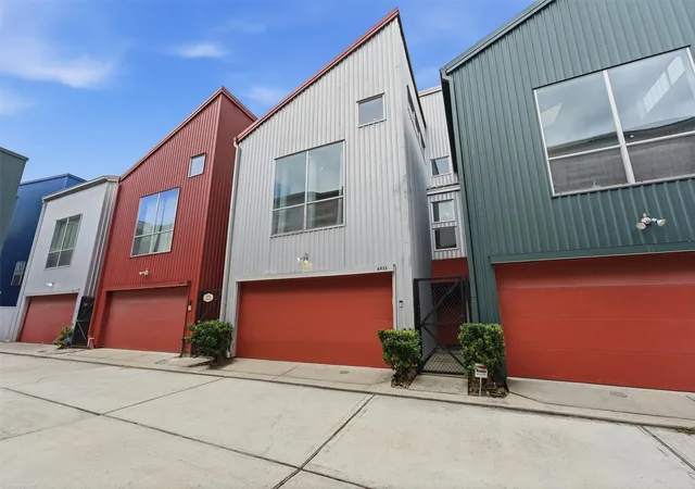 Photo 1 of Townhouse for sale at 6935 Ardmore St, Houston, TX 77054 | MLS# 49388564 | Listing updated on 2026-09-13