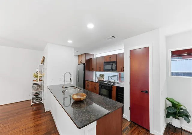 Photo 2 of Townhouse for sale at 6935 Ardmore St, Houston, TX 77054 | MLS# 49388564 | Listing updated on 2026-09-13