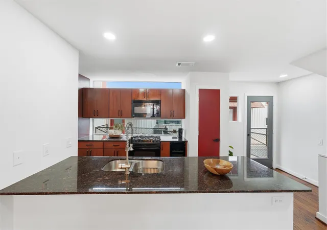 Photo 3 of Townhouse for sale at 6935 Ardmore St, Houston, TX 77054 | MLS# 49388564 | Listing updated on 2026-09-13