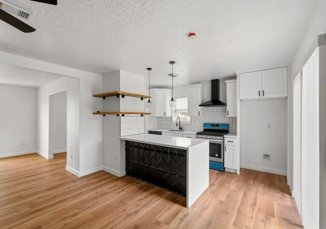 Photo 3 of Single family home for sale at 10911 Murr Way, Houston, TX 77048 | MLS# 59356049 | Listing updated on 2026-09-01