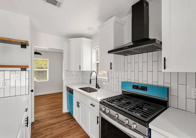 Photo 3 of Single family home for sale at 10911 Murr Way, Houston, TX 77048 | MLS# 59356049 | Listing updated on 2026-09-01