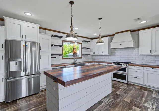 Photo 2 of Single family home for sale at 546 5th Street, Dickinson, TX 77539 | MLS# 41007347 | Listing updated on 2026-09-23