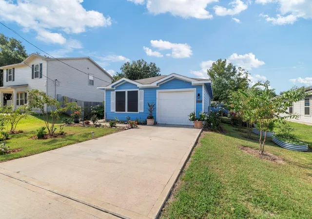 Single family home for sale at 2707 Center St, Waller, TX 77484 | MLS# 48707782 | Listing updated on 2026-09-22