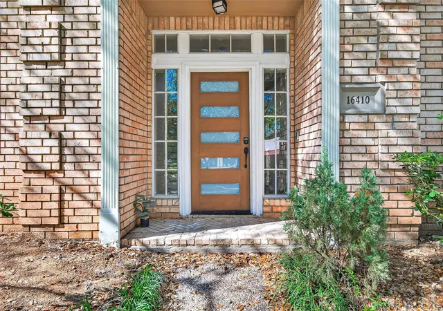 Photo 4 of Single family home for sale at 16410 Fondren Grv Dr, Missouri City, TX 77489 | MLS# 83919138 | Listing updated on 2026-09-19