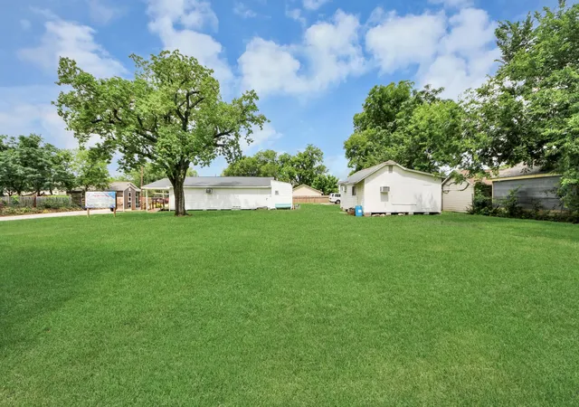 Listing Photo 4 - Condo for sale in building located at 810 Lucky St, Houston, TX 77088
