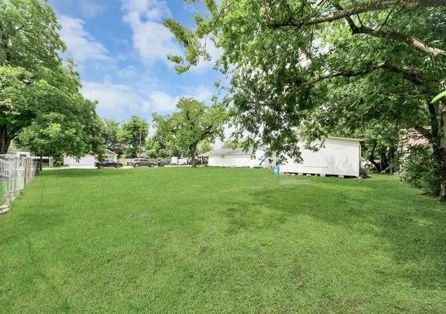 Listing Photo 5 - Condo for sale in building located at 810 Lucky St, Houston, TX 77088
