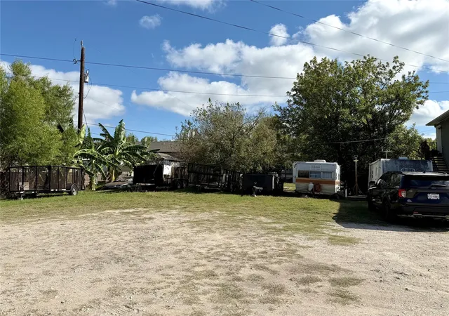 Photo 4 of Single family home for sale at 15322 Paul Rd, Sugar Land, TX 77498 | MLS# 70203143 | Listing updated on 2026-09-17