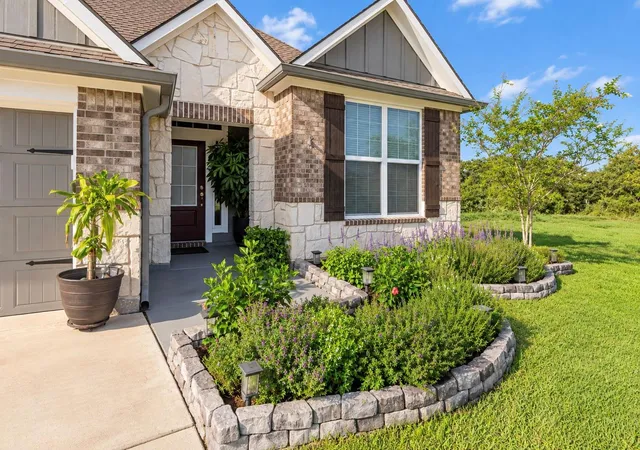 Photo 3 of Single family home for sale at 2062 Winepress Rd, Brenham, TX 77833 | MLS# 24505893 | Listing updated on 2026-09-26