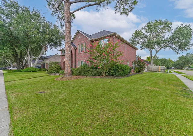 Photo 3 of Single family home for sale at 2115 Aberdeen Dr, League City, TX 77573 | MLS# 39061731 | Listing updated on 2026-09-15
