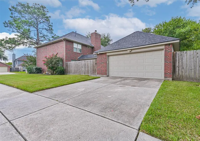 Photo 3 of Single family home for sale at 2115 Aberdeen Dr, League City, TX 77573 | MLS# 39061731 | Listing updated on 2026-09-15