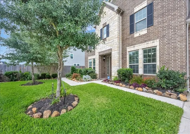 Photo 3 of Single family home for sale at 8033 Serenity Dr, Pearland, TX 77584 | MLS# 97649652 | Listing updated on 2026-09-26
