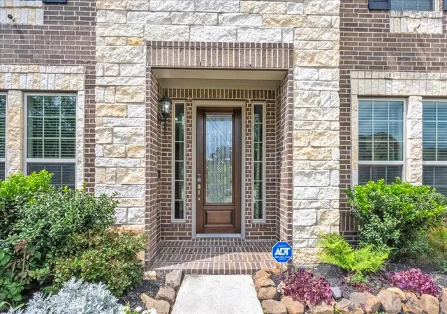 Photo 4 of Single family home for sale at 8033 Serenity Dr, Pearland, TX 77584 | MLS# 97649652 | Listing updated on 2026-09-26
