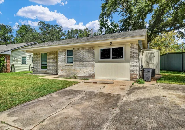 Photo 1 of Single family home for sale at 253 N Shanks St, Clute, TX 77531 | MLS# 9419299 | Listing updated on 2026-09-27