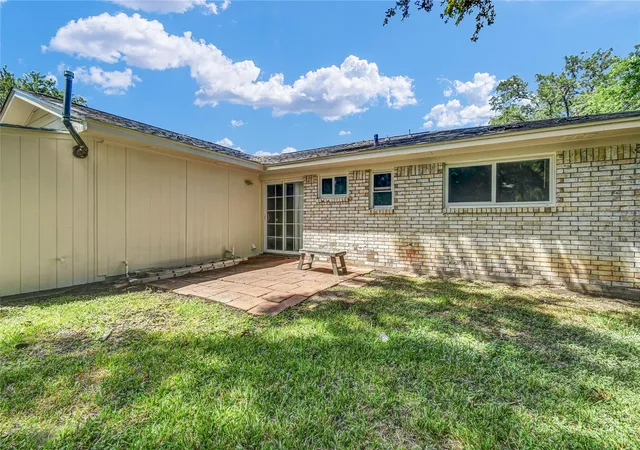 Photo 2 of Single family home for sale at 253 N Shanks St, Clute, TX 77531 | MLS# 9419299 | Listing updated on 2026-09-27