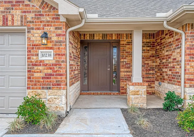 Photo 2 of Single family home for sale at 10238 Whitney Reach Dr, Rosharon, TX 77583 | MLS# 11901467 | Listing updated on 2026-10-04