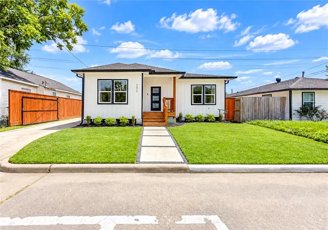 Photo 1 of Single family home for sale at 4806 Hardy St, Houston, TX 77009 | MLS# 50503651 | Listing updated on 2026-09-11