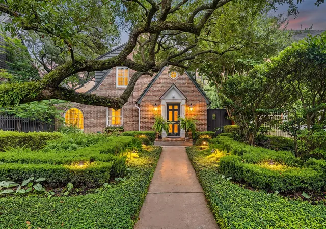 Photo 1 of Sale Pending at 3013 Avalon Pl, Houston, TX 77019 | MLS# 4577962 | Listing updated on 2026-10-05