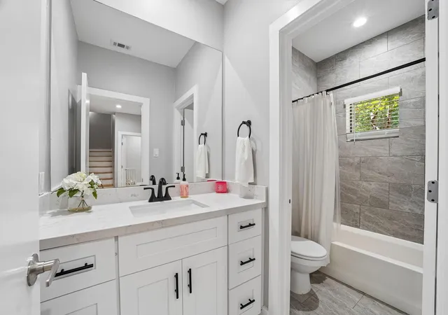 Photo 4 of Townhouse for sale at 1614 Bonner St, Houston, TX 77007 | MLS# 24620440 | Listing updated on 2026-09-06