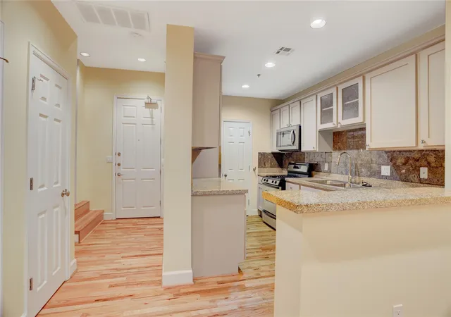 Photo 3 of Condo for sale at 2520 Robinhood St #1008, Houston, TX 77005 | MLS# 64700499 | Listing updated on 2026-09-03