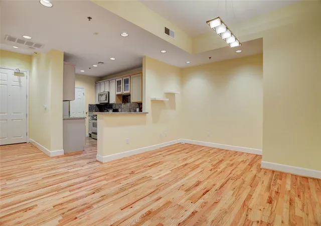 Listing Photo 4 - Condo for sale in building located at 2520 Robinhood St, Houston, TX 77005 - Unit #1008