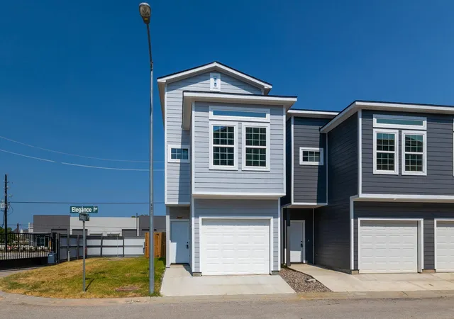 Townhouse for sale at 18846 Elegance Ave, Spring, TX 77379 | MLS# 6490250