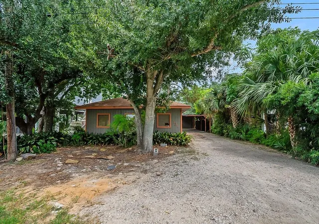 Photo 2 of Single family home for sale at 131 5th Street, Dickinson, TX 77539 | MLS# 16772591 | Listing updated on 2026-09-05