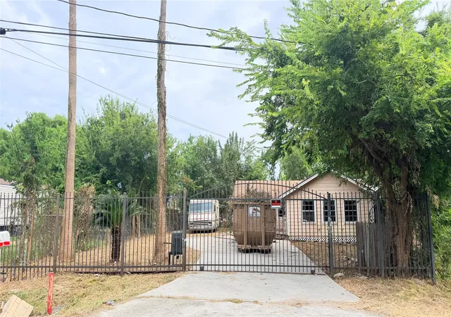Photo 2 of Single family home for sale at 14045 Corpus Christi St, Houston, TX 77015 | MLS# 3501731 | Listing updated on 2026-09-26